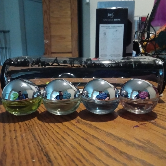 DKNY Be delicious 4 piece travel set + travel case - Picture 2 of 3